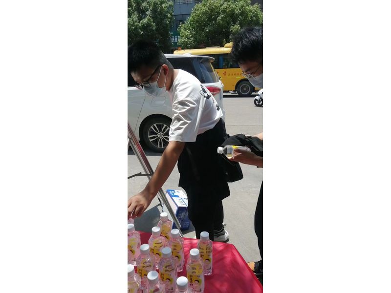 龙8唯一官网饮品为高考学子助力